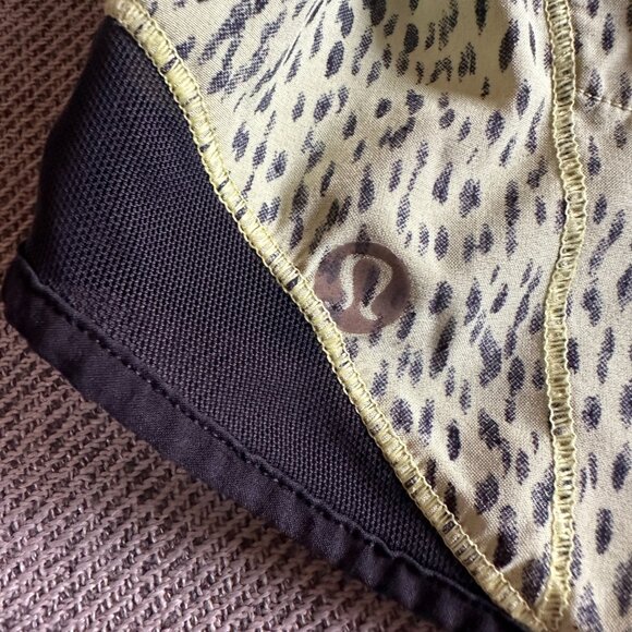 Lululemon Hotty Hot Short Dottie Dash Clarity Yellow Black / Black - Picture 7 of 8